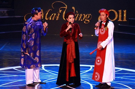 Nghệ sỹ Hoài Linh có tiết mục văn nghệ cùng nghệ sỹ Chí Tài và ca sĩ Phương Thanh khá dễ thương Nghệ sỹ Hoài Linh có tiết mục văn nghệ cùng nghệ sỹ Chí Tài và ca sĩ Phương Thanh khá dễ thương