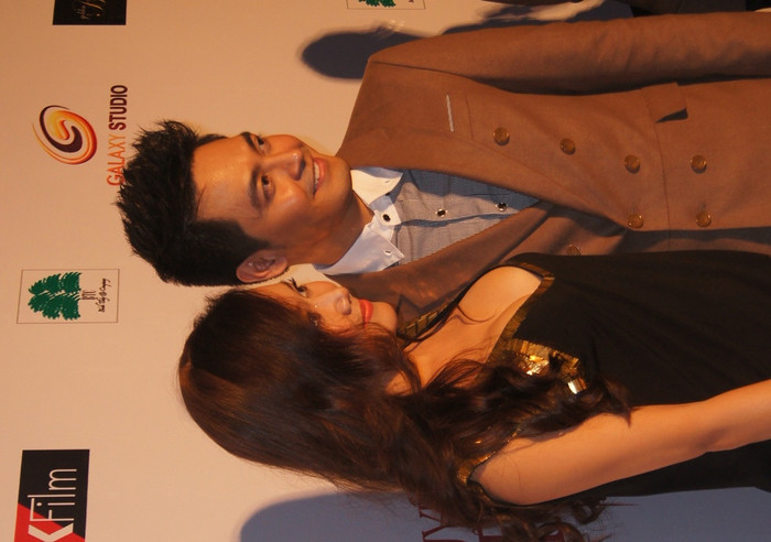 Nguyệt Ánh tạo dáng với anh bạn diễn viên Phan Anh. Trong Lời nguyền huyết ngải, Phan Anh đã thể hiện khá đạt vai một sinh viên luôn muốn tìm kiếm sự thật và vượt qua số phận