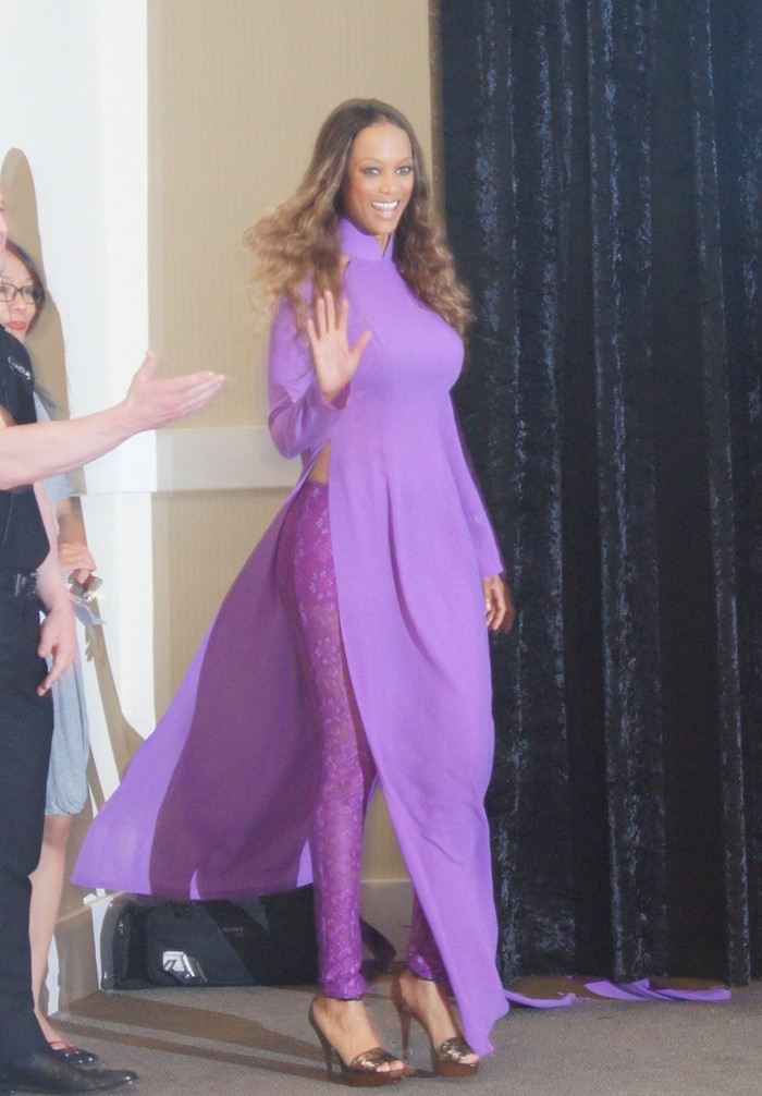 Tyra Banks xuất hiện từ bên trong với nụ cười tươi và vẻ rạng rỡ đón chờ những câu hỏi từ báo giới Tyra Banks xuất hiện từ bên trong với nụ cười tươi và vẻ rạng rỡ đón chờ những câu hỏi từ báo giới