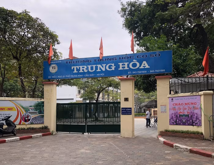 Trường Trung học Cơ sở Trung Hòa, quận Cầu Giấy, Hà Nội. (Ảnh: Cao Kim Anh) Trường Trung học Cơ sở Trung Hòa, quận Cầu Giấy, Hà Nội. (Ảnh: Cao Kim Anh)
