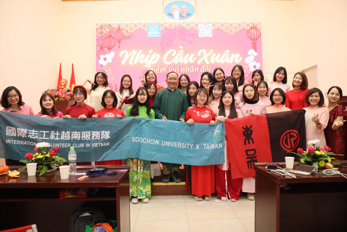 Giảng viên và sinh viên Trường Đại học Soochow (Taipei) mặc áo dài chụp ảnh cùng giảng viên, sinh viên Trường Đại học Ngoại Ngữ, Đại học Quốc gia Hà Nội. Giảng viên và sinh viên Trường Đại học Soochow (Taipei) mặc áo dài chụp ảnh cùng giảng viên, sinh viên Trường Đại học Ngoại Ngữ, Đại học Quốc gia Hà Nội.