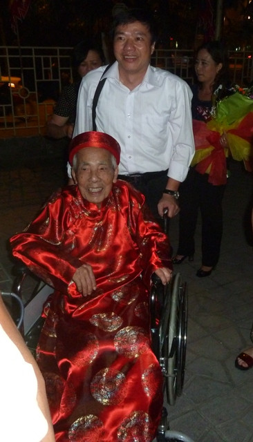 Nhà văn, nhà viết kịch, nhà hoạt động cách mạng Học Phi tròn 100 tuổi nhưng ông vẫn minh mẫn, vẫn miệt mài trên những trang viết, chưa một ngày ngơi nghỉ.