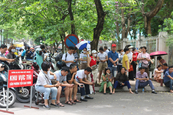Nhiều phụ huynh vẫn kiên nhẫn chờ đón con em mình trong suốt thời gian thi. Ảnh: KMC IMG_2226.JPG