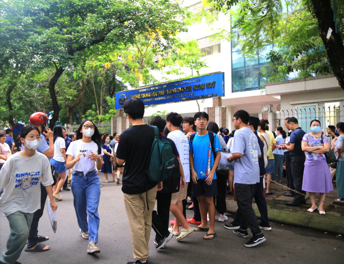 Thí sinh và phụ huynh đã có mặt tại Trường Trung học phổ thông chuyên Ngoại ngữ (Đại học Quốc gia Hà Nội) từ sáng sớm. z5496170824059_0fad51055d038177c177d36d99536df1.jpg