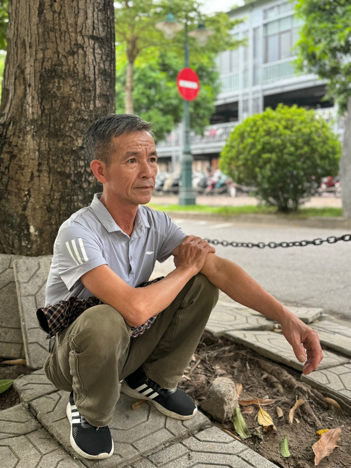 Anh Tạ Văn Hoàng (60 tuổi) cho biết cả 2 vợ chồng đều buôn bán rau ở chợ, vì thế các con luôn cố gắng tự giác học tập. fd00854842abe2f5bbba.jpg