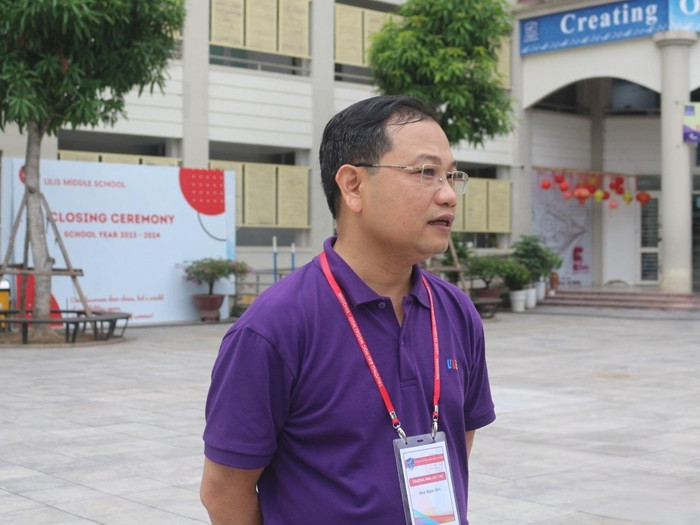 Tiến sĩ Hoa Ngọc Sơn – Chủ tịch Hội đồng tuyển sinh, Phó Hiệu trưởng Trường Đại học Ngoại ngữ, Đại học Quốc gia Hà Nội chia sẻ về buổi thi ngày hôm nay. Ảnh: KMC f74dddd66636c6689f27.jpg