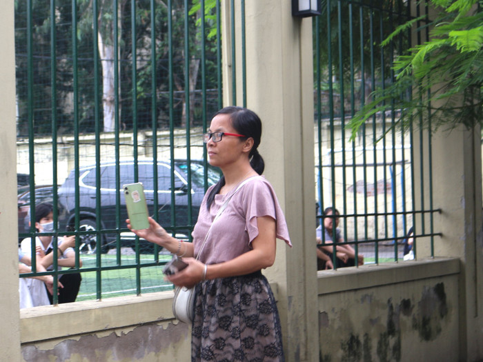 Nguyễn Thị Phương Thùy (phụ huynh của em Trần Minh Anh thi vào chuyên tiếng Anh) đứng ngoài đợi con thi. Ảnh: KMC IMG_2217.JPG