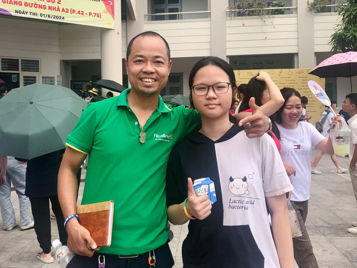 Bạn Nguyễn Đỗ Lâm Nhi lớp 9A6 Trường THCS Nhân Chính, Thanh Xuân, Hà Nội được phụ huynh đón ngay sau khi ra khỏi phòng thi. Ảnh: KMC z5497347941995_228f43a898452729ca16725e278e86de.jpg