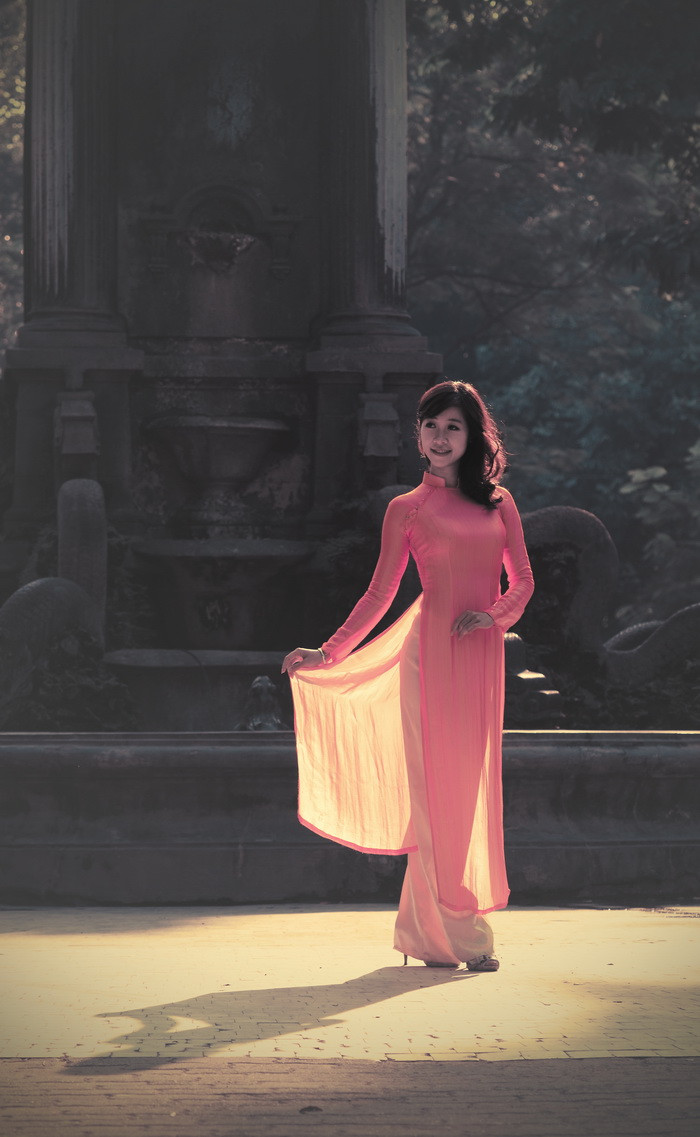 Không chỉ là một sinh viên cá tính, năng động , Phương Thanh còn dịu dàng, thướt tha trong tà áo dài bên cánh sen