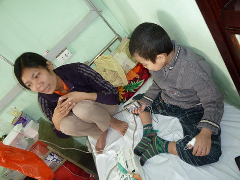 Mẹ con bé Thanh Nam ngậm ngùi, buồn và tủi thân vì lần đầu tiên phải ăn Tết trong bệnh viện. Chị Hồng (mẹ của Nam) xót xa, lo lắng vì con vẫn sốt, không được về quê sum vầy cùng gia đình