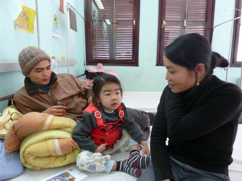 Bé Hải Minh buồn vì trên này không có cái gì chơi. Mồng 2 Tết bố Hải Minh ra ăn tết cùng hai mẹ con trên viện.