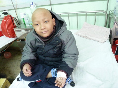 Tiến Anh vừa truyền, vừa mong ước rằng mình sẽ khỏi bệnh để trở về gặp bạn và được đi học như trước. Tiến Anh khoe rằng sẽ để dành tiền lì xì để chữa bệnh.