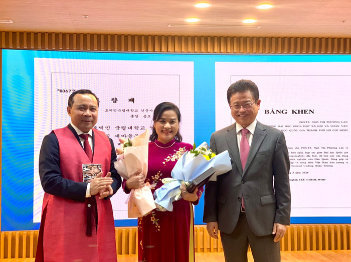 Phó Giáo sư, Tiến sĩ Vũ Hải Quân – Giám đốc Đại học Quốc gia Thành phố Hồ Chí Minh và Ngài Lee Cheol Woo – Thống đốc tỉnh Gyeongsangbuk tặng hoa chúc mừng Phó Giáo sư, Tiến sĩ Ngô Thị Phương Lan. Ảnh: NVCC 62626386.jpg