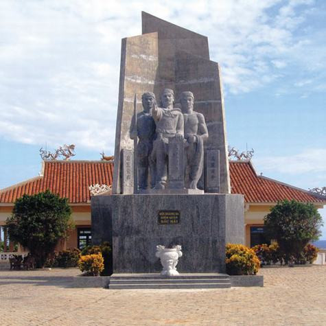 Tượng đài hùng binh Hoàng Sa trên đảo Lý Sơn Tượng đài hùng binh Hoàng Sa trên đảo Lý Sơn