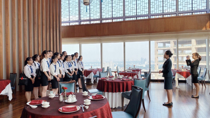 Sinh viên ngành Quản trị khách sạn - Trường Đại học Thương mại tham gia thực tập, thực tế. Ảnh: Website nhà trường. beauty_1582606336038.jpg