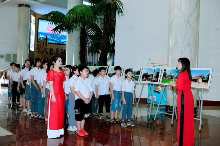 Học sinh Trường Phổ thông Chất lượng cao Hùng Vương (tỉnh Phú Thọ) tham gia hoạt động ngoại khóa, trải nghiệm dạy – học Chương trình Giáo dục địa phương tại Bảo tàng Hùng Vương (thành phố Việt Trì, tỉnh Phú Thọ). Ảnh: NVCC 232a48310274ac2af565.jpg