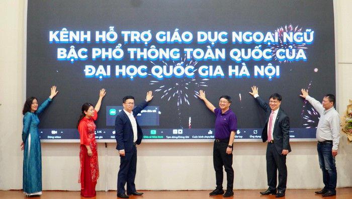 Các đại biểu tham dự chương trình thực hiện bấm nút, chính thức khởi động "Kênh hỗ trợ giáo dục Ngoại ngữ bậc phổ thông toàn quốc của Đại học Quốc gia Hà Nội” (gọi tắt là ULIS CONNECT). z5301806788899_7b124313595b2e1585c792e57254be05.jpg