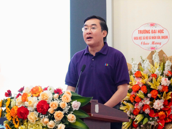 Tiến sĩ Nguyễn Xuân Long – Hiệu trưởng Trường Đại học Ngoại ngữ, Đại học Quốc gia Hà Nội, Trưởng Ban tổ chức hội thảo phát biểu khai mạc chương trình. z5301806914109_5c229cff0d1596db0ec19066ca79e6e6.jpg