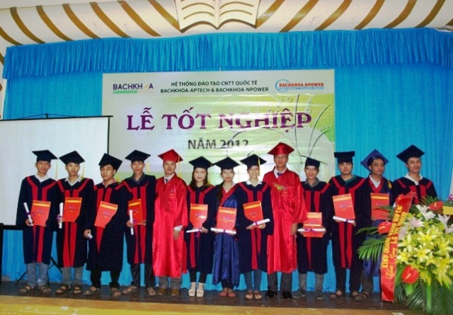 Hơn 150 sinh viên và giảng viên có mặt tại buổi lễ hân hoan, hạnh phúc nhận bằng tốt nghiệp.