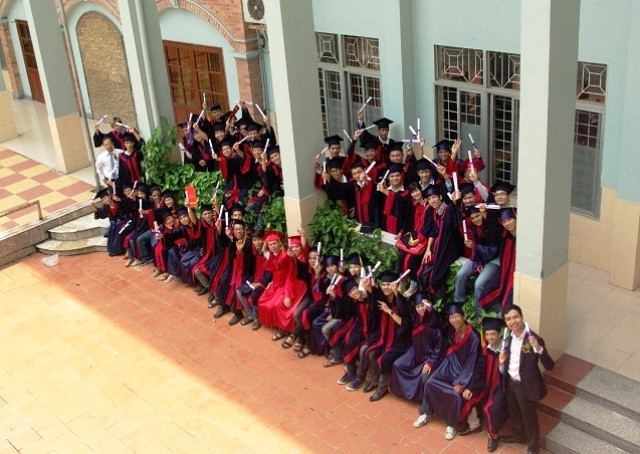 Các bạn sinh viên đã vượt qua những năm học tập miệt mài để nhận được tấm bằng về lập trình và quản trị mạng.