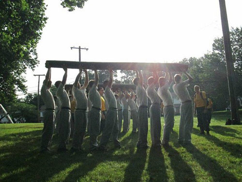 Từ 6h30 sáng họ đã phải đứng như thế này. Các học viên trong trường sau khi tốt nghiệp được phong hàm Thiếu úy trong lực lượng Hải quân hoặc Thủy quân Lục chiến Mỹ và phải phục vụ trong quân đội ít nhất 5 năm sau khi tốt nghiệp. Ngoài ra, nếu học viên là người nước ngoài thì sẽ được phong theo quân hàm tại nước của họ. CHÙM ẢNH NÓNG: NỮ SINH CAO BẰNG ĐÁNH NHAU...TÓE MÁU ĐẦU CHÙM ẢNH: XEM "THIÊN TÀI SỐNG" TRÌNH DIỄN ROBOT