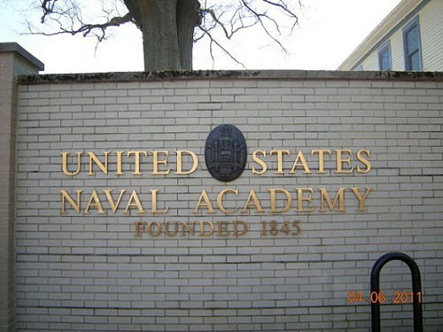 Học viện Hải quân Mỹ (USNA), tọa lạc tại thành phố Annapolis, Maryland, gần Washington D.C. là một học viên chuyên đào tạo sỹ quan cho lực lượng Hải quân và Thủy quân Lục chiến Mỹ. Quy trình chọn lọc và đào các học viên trong trường cũng tương tự như Học viện Không quân Mỹ và Học viện Quân sự West Point Mỹ. CHÙM ẢNH NÓNG: NỮ SINH CAO BẰNG ĐÁNH NHAU...TÓE MÁU ĐẦU CHÙM ẢNH: XEM "THIÊN TÀI SỐNG" TRÌNH DIỄN ROBOT