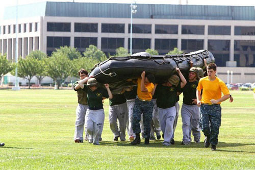 Vác thuyền từ trong trường ra sông. CHÙM ẢNH NÓNG: NỮ SINH CAO BẰNG ĐÁNH NHAU...TÓE MÁU ĐẦU CHÙM ẢNH: XEM "THIÊN TÀI SỐNG" TRÌNH DIỄN ROBOT