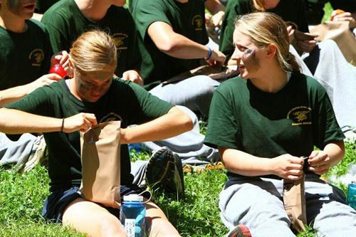 Con gái cũng phải tập như con trai. Giờ nghỉ trưa và xuất ăn đã được chuẩn bị sẵn trong túi. CHÙM ẢNH NÓNG: NỮ SINH CAO BẰNG ĐÁNH NHAU...TÓE MÁU ĐẦU CHÙM ẢNH: XEM "THIÊN TÀI SỐNG" TRÌNH DIỄN ROBOT