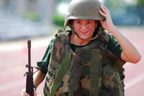 Tập di chuyển với súng hạng nặng. CHÙM ẢNH NÓNG: NỮ SINH CAO BẰNG ĐÁNH NHAU...TÓE MÁU ĐẦU CHÙM ẢNH: XEM "THIÊN TÀI SỐNG" TRÌNH DIỄN ROBOT