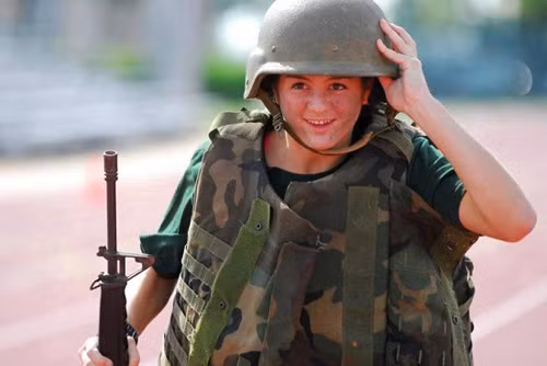 Tập di chuyển với súng hạng nặng. CHÙM ẢNH NÓNG: NỮ SINH CAO BẰNG ĐÁNH NHAU...TÓE MÁU ĐẦU CHÙM ẢNH: XEM "THIÊN TÀI SỐNG" TRÌNH DIỄN ROBOT