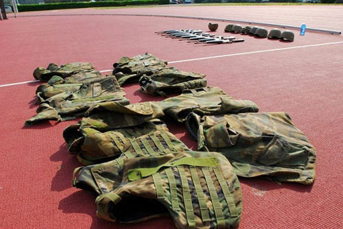 Mỗi chiếc áo giáp này nặng từ 7 - 10kg đấy. CHÙM ẢNH NÓNG: NỮ SINH CAO BẰNG ĐÁNH NHAU...TÓE MÁU ĐẦU CHÙM ẢNH: XEM "THIÊN TÀI SỐNG" TRÌNH DIỄN ROBOT