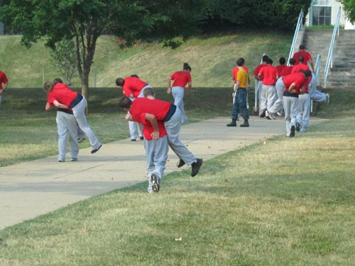 Tập cách vác đồng đội bị thương trong chiến đấu. CHÙM ẢNH NÓNG: NỮ SINH CAO BẰNG ĐÁNH NHAU...TÓE MÁU ĐẦU CHÙM ẢNH: XEM "THIÊN TÀI SỐNG" TRÌNH DIỄN ROBOT