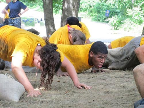 Màu áo của mỗi học viên thể hiện cấp bậc và phân cấp năm học. Màu vàng dành cho năm nhất, màu đen dành cho năm 2, màu đỏ dành cho năm 3, màu xanh đậm là năm 4 và màu trắng là năm cuối. CHÙM ẢNH NÓNG: NỮ SINH CAO BẰNG ĐÁNH NHAU...TÓE MÁU ĐẦU CHÙM ẢNH: XEM "THIÊN TÀI SỐNG" TRÌNH DIỄN ROBOT