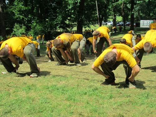 Nhảy cóc lên đỉnh đồi trong thao trường. CHÙM ẢNH NÓNG: NỮ SINH CAO BẰNG ĐÁNH NHAU...TÓE MÁU ĐẦU CHÙM ẢNH: XEM "THIÊN TÀI SỐNG" TRÌNH DIỄN ROBOT
