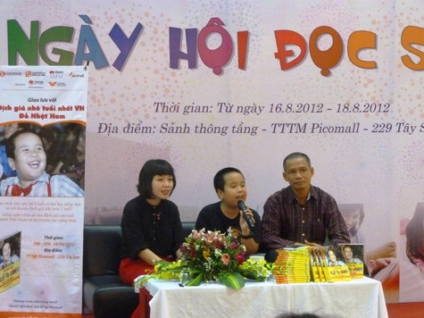 Trong chuỗi sự kiện từ 16 – 18/08/2012, Ngày hội đọc sách còn có chương trình giao lưu với dịch giả nhỏ tuổi nhất Việt Nam - bé Đỗ Nhật Nam với chủ đề “Tớ đã học Tiếng Anh như thế nào?” hết sức thú vị. Cậu bé MC chương trình “Chúc bé ngủ ngon” bật mí cách học giỏi tiếng Anh, niềm đam mê đọc sách, tìm tòi của mình. CHÙM ẢNH: SINH VIÊN TRUNG QUỐC TẠO DÁNG "KHÓ ĐỠ" TRONG NGÀY TỐT NGHIỆP CHÙM ẢNH: XÚC ĐỘNG NHỮNG BỨC VẼ "ƯỚC MƠ CHO BÉ"