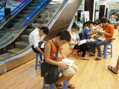 Cậu bé này say sưa đọc một cách thích thú. CHÙM ẢNH: SINH VIÊN TRUNG QUỐC TẠO DÁNG "KHÓ ĐỠ" TRONG NGÀY TỐT NGHIỆP CHÙM ẢNH: XÚC ĐỘNG NHỮNG BỨC VẼ "ƯỚC MƠ CHO BÉ"