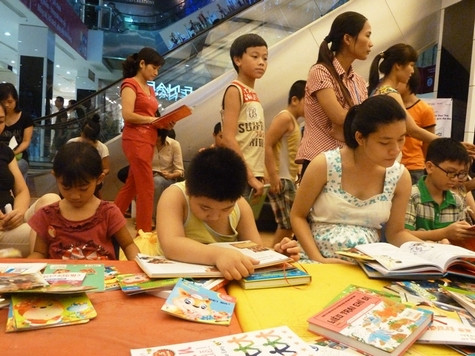 Không gian thoải mái, thân thiện thu hút hàng trăm phụ huynh, trẻ em đến đọc. CHÙM ẢNH: SINH VIÊN TRUNG QUỐC TẠO DÁNG "KHÓ ĐỠ" TRONG NGÀY TỐT NGHIỆP CHÙM ẢNH: XÚC ĐỘNG NHỮNG BỨC VẼ "ƯỚC MƠ CHO BÉ"