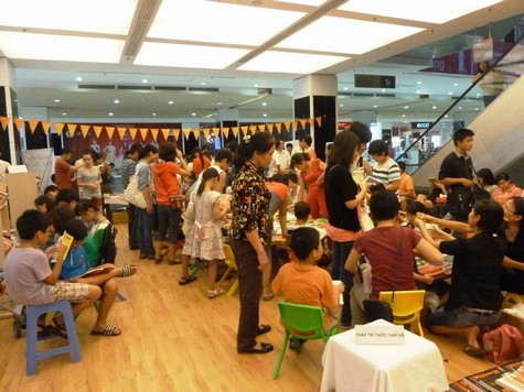 Một thực tế đáng báo động là hiện nay văn hóa đọc sách trong thời đại số đang dần đi xuống. Đây là chương trình bổ ích do công ty Thái Hà Books tổ chức nhằm đem lại những không gian thân thiện, gần gũi, khoảnh khắc thoải mái và khơi dậy niềm đam mê đọc sách của trẻ. CHÙM ẢNH: SINH VIÊN TRUNG QUỐC TẠO DÁNG "KHÓ ĐỠ" TRONG NGÀY TỐT NGHIỆP CHÙM ẢNH: XÚC ĐỘNG NHỮNG BỨC VẼ "ƯỚC MƠ CHO BÉ"