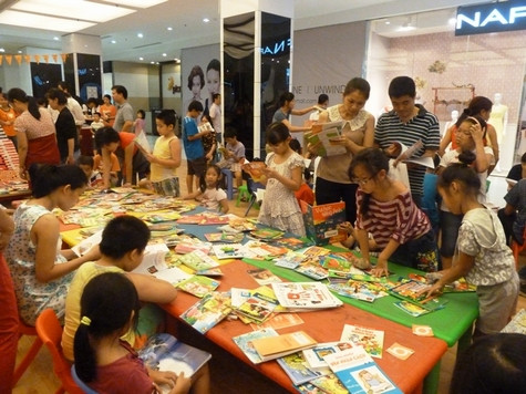 Ngày hội có hơn 10 000 đầu sách phong phú các thể loại, các trò chơi giúp phát triển chỉ số IQ và EQ. Hơn nữa, các đầu sách được trưng bày và bán với giá ưu đãi 10% đến 30% dành cho người tham gia ngày hội và các phần quà khác. CHÙM ẢNH: SINH VIÊN TRUNG QUỐC TẠO DÁNG "KHÓ ĐỠ" TRONG NGÀY TỐT NGHIỆP CHÙM ẢNH: XÚC ĐỘNG NHỮNG BỨC VẼ "ƯỚC MƠ CHO BÉ"