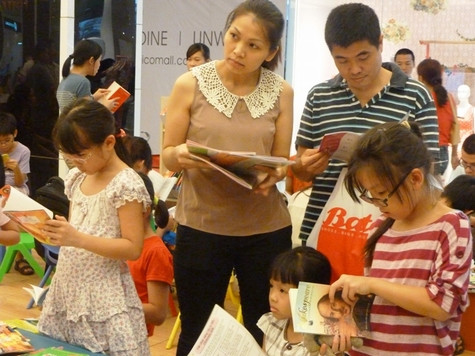 Mọi người có thể đọc sách, truyện miễn phí ở tại sảnh trung tâm. CHÙM ẢNH: SINH VIÊN TRUNG QUỐC TẠO DÁNG "KHÓ ĐỠ" TRONG NGÀY TỐT NGHIỆP CHÙM ẢNH: XÚC ĐỘNG NHỮNG BỨC VẼ "ƯỚC MƠ CHO BÉ"