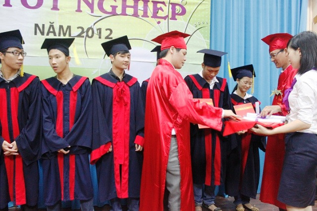 Ông Trương Văn Đoàn – Phó Tổng giám đốc và ông Nguyễn Hồng Sơn – Giám đốc đào tạo của Bachkhoa-Aptech và bachkhoa-Npower trao những tấm bằng ưu tú và bảng điểm cho các bạn sinh viên.