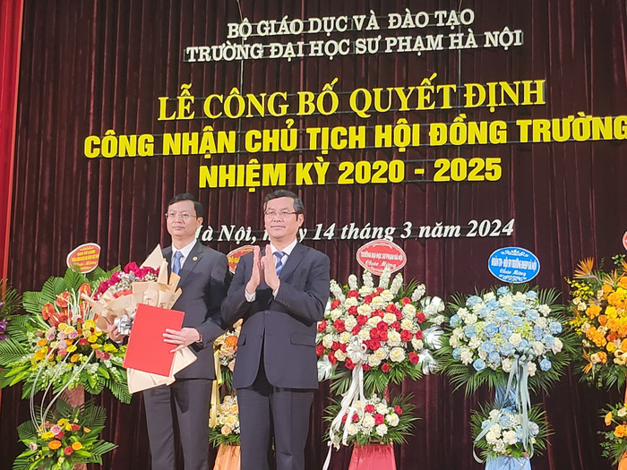 Phó Giáo sư, Tiến sĩ Nguyễn Văn Phúc – Thứ trưởng Bộ Giáo dục và Đào tạo trao quyết định bổ nhiệm Phó Giáo sư, Tiến sĩ Nguyễn Văn Hiền giữ chức Chủ tịch Hội đồng trường nhiệm kỳ 2020 – 2025. Ảnh: KMC z5247881103676_d771e16d520d91dc22ab3489ae1a2b85.jpg