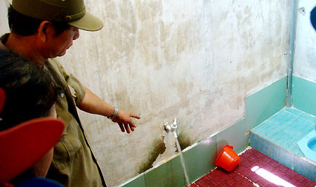 Nhà vệ sinh nơi cháu Vy 14 tháng tuổi bị ngã dẫn đến tử vong. Nhà vệ sinh nơi cháu Vy 14 tháng tuổi bị ngã dẫn đến tử vong.