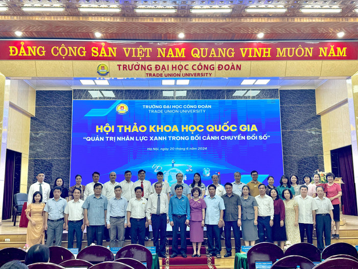 Các đại biểu chụp ảnh lưu niệm tại Hội thảo Khoa học quốc gia “Quản trị nhân lực xanh trong bối cảnh chuyển đổi số”. Ảnh: KMC z5557062691759_2f62693a3f3e5222a58ed721c561daff.jpg