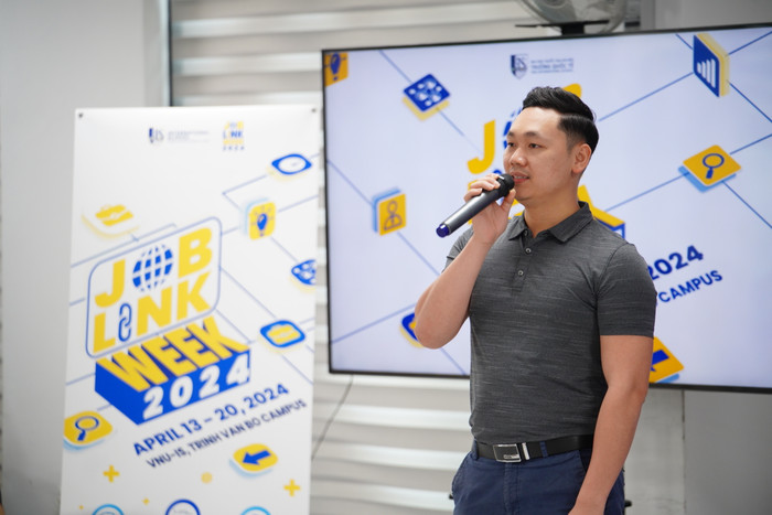 Ông Trần Văn Trọng - Tổng thư ký Hiệp hội Thương mại điện tử Việt Nam đại diện các doanh nghiệp chia sẻ tại buổi khai mạc. 7R404922.JPG