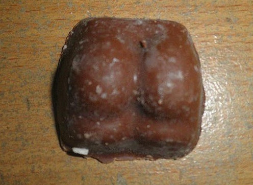 Socola hình... mông. Socola hình... mông.
