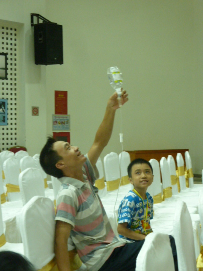 Bố cùng con phấn khởi đón tết thiếu nhi trong bệnh viện.