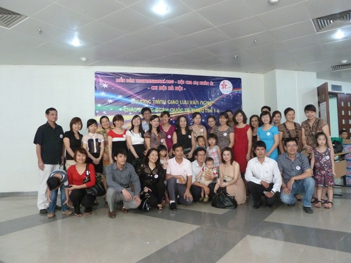 Hội cha mẹ Nhân Ái ra đời ngày 02/10/2010 nhằm giúp đỡ những hoàn cảnh trẻ em bất hạnh, xoa dịu nỗi đau, mang lại niềm vui, hạnh phúc cho các em có hoàn cảnh khó khăn bất hạnh, đặc biệt ưu tiên giúp đỡ các bé bị bỏ rơi, bé mồ côi, các bé bị bệnh nặng trong bệnh viện. Chị Nga (mẹ Thỏ) - thành viên của Hội cha mẹ Nhân Ái bộc bạch: “Mình thực sự rất cảm động khi chứng kiến nụ cười, tinh thần vượt qua bệnh tật của các em. Tham gia những hoạt động của Hội khiến mình rất vui, hạnh phúc vì đóng góp một phần nhỏ công sức giúp các em thiếu may mắn”.