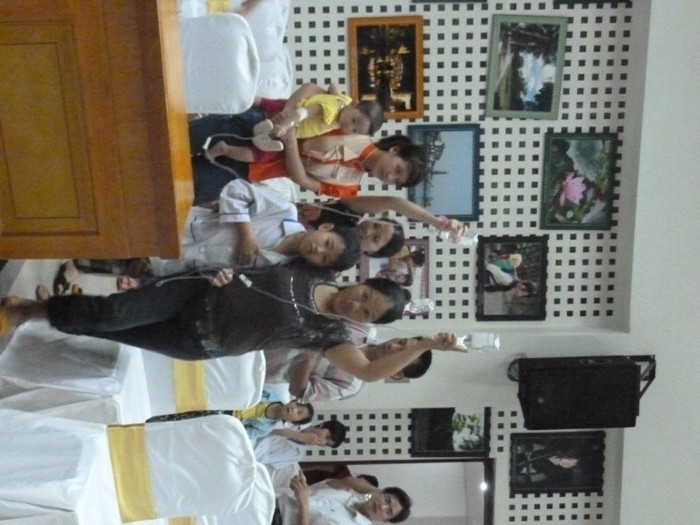 Nhằm mang lại nụ cười, niềm tin cho các em nhỏ kém may mắn mắc bệnh ung thư, sáng 19/05, Hội Cha mẹ tổ chức chương trình giao lưu văn nghệ, tặng quà cho các bé nhân ngày 1/6 tại Hội trường tầng 2, Bệnh viện Huyết học và truyền máu Trung ương ngập.