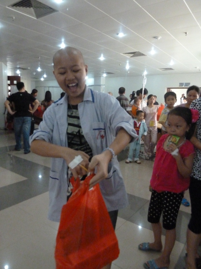 Em Trần Thị Son (Kiến Xương, Thái Bình) hào hứng vì vừa được giao lưu văn nghệ, vừa được quà mang về. Son nói rằng: Phải cười thật nhiều mới khỏi bệnh, không được khóc nữa. Ước mơ của Son là trở thành họa sỹ.